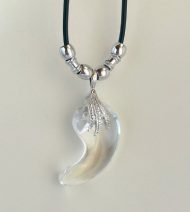 水晶勾玉ペンダント