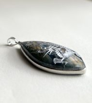 銀彫龍のラブラドライトペンダントトップ