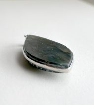 銀彫龍のラブラドライトペンダントトップ