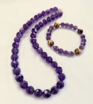 アメジストのネックレスとブレスレット
