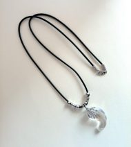 勾玉水晶ペンダント