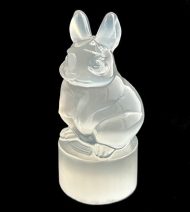 セレナイト製うさぎ斜め前1